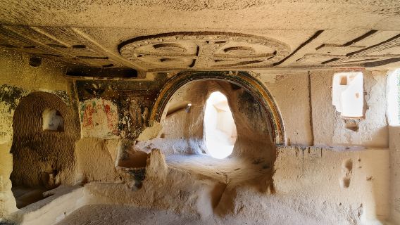 Capadocia: Tour Rojo y Paseo en Globo al Amanecer