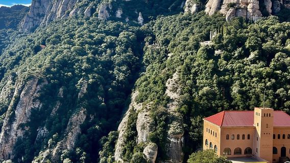 Barcelona: Tur Montserrat dengan Pilihan Transportasi & Basilika