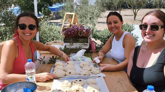 Naxos: Cata de aceite de oliva y divertida actividad de repostería