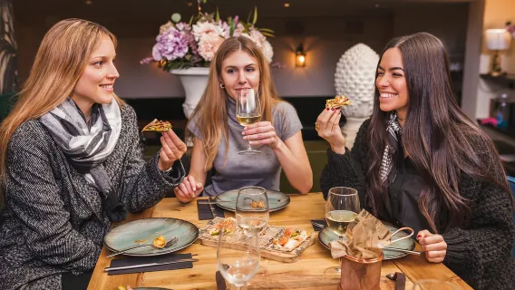 Alicante: tour gastronomico a piedi con degustazione di vini e tapas