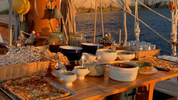 Marsiglia: crociera al tramonto alle isole Frioul con cena cocktail