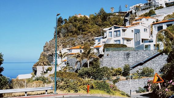 Tour autoguidato in bici elettrica da Funchal a Garajau