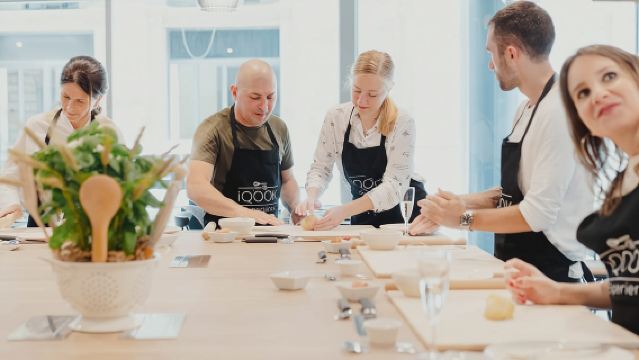 Preparazione di pasta e tiramisù nel cuore di Roma