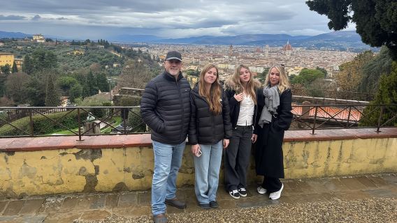 フィレンツェの丘とミケランジェロ広場を巡るゴルフカートツアー