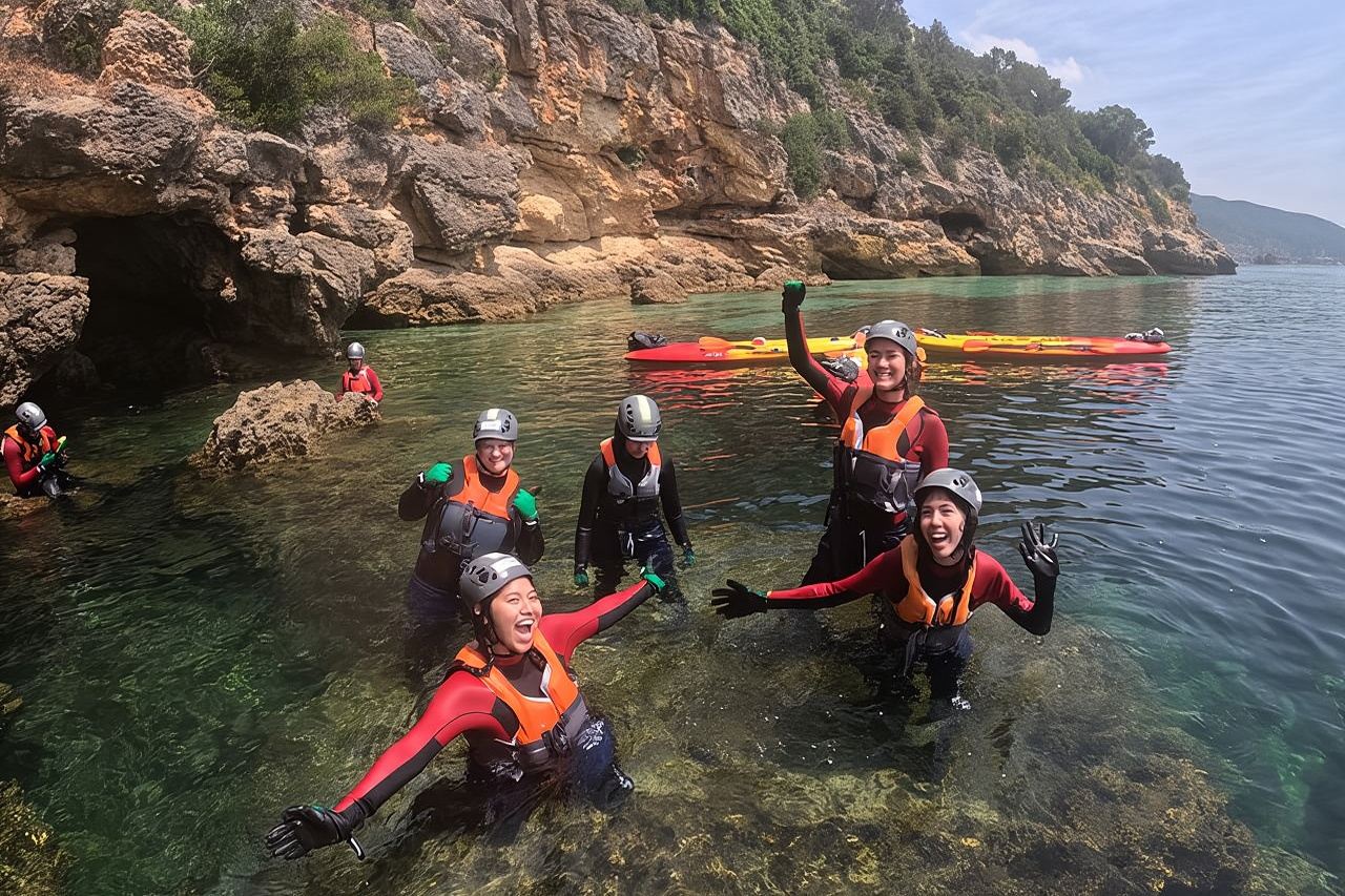 Petualangan Kayak dan Coasteering Premium Pemenang Penghargaan dengan Makan Siang
