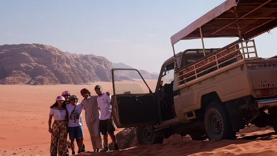 Excursion d'une demi-journée en 4x4 dans le Wadi Rum incluant sandboard, eau et thé bédouin