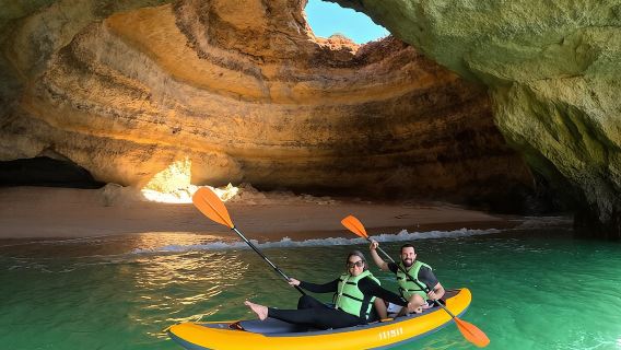 ประสบการณ์พายเรือคายัคกลุ่มเล็กชมพระอาทิตย์ขึ้นในถ้ำเบนากิล พร้อมชมภาพถ่าย 4K