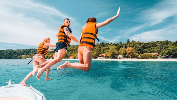 Fahren Sie von Bangkok ab und besuchen Sie Pattayas Grand Island zum Schnorcheln, für Wasserrutschen und ein Upgrade auf ein Meeresfrüchte-Menü.