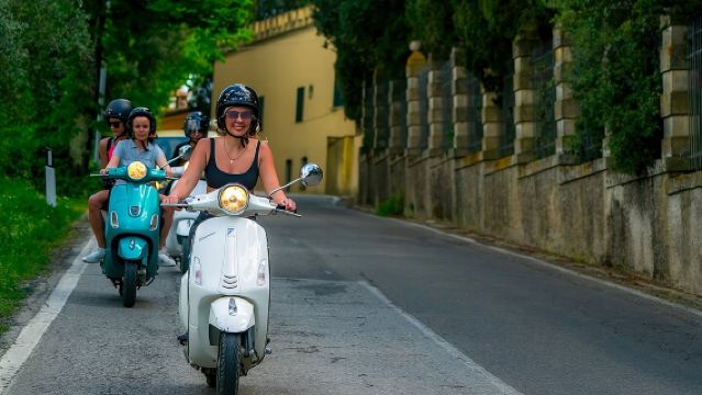 Excursion en Vespa dans le Chianti avec déjeuner au départ de Florence et option voiture électrique
