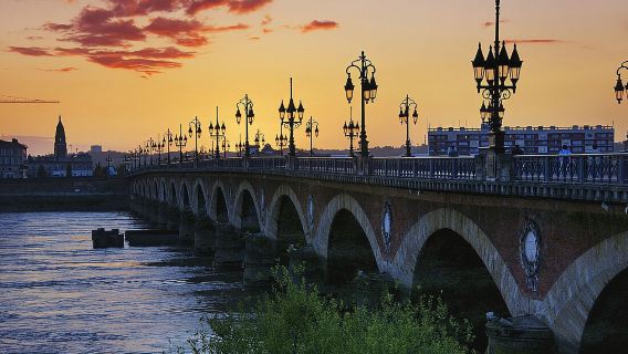 Bordeaux s'éveille : visite privée matinale sereine au lever du soleil