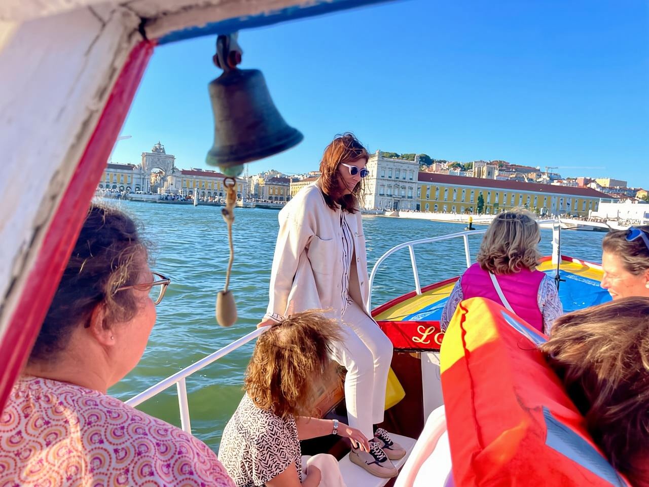 Lisbona: crociera turistica con guida dal vivo in barca tradizionale