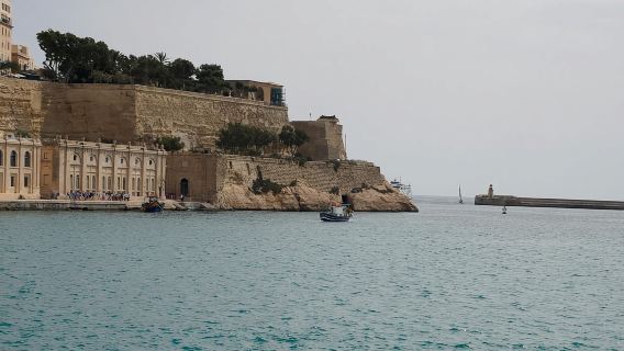 From Valetta: Catamaran Tour with Hop-On, Hop-Off Gozo Tour