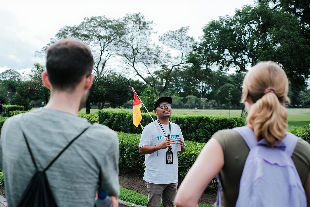 Yogyakarta: VW Setumbu Sunrise Borobudur Climb Up Tour