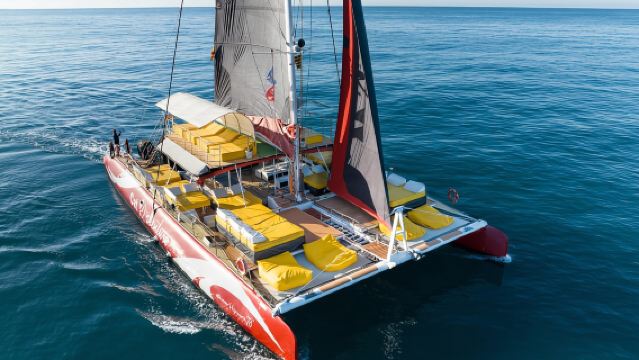 Cambrils: Crucero en catamarán con barbacoa y bebidas