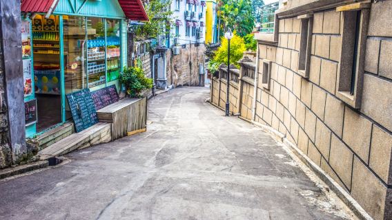 Xiamen Private 1-Day Tour: Gulangyu Shuzhuang Garden, Nanputuo Temple, Bell and Drum Cableway, and Ring Road