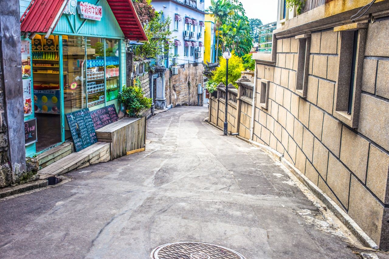 Xiamen Private 1-Day Tour: Gulangyu Shuzhuang Garden, Nanputuo Temple, Bell and Drum Cableway, and Ring Road