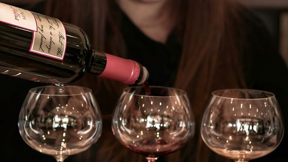 Two-Hour Guided Tasting Session of Local Wines in Siena