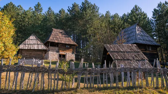 Tour di un giorno a Zalatbor | Funivia dorata + Grotta di Stopitsa + Villaggio di Sirogojno + Cascata