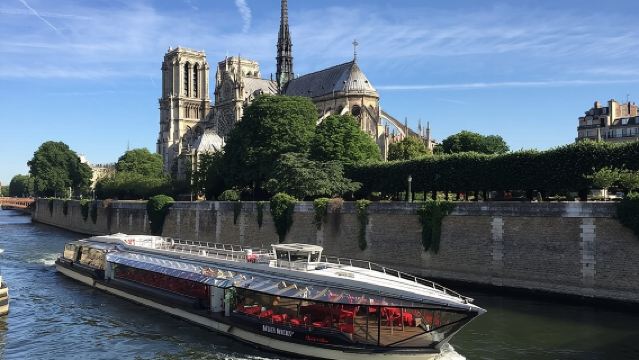 Bateaux Mouches Dinner Cruise on the Seine River in Paris