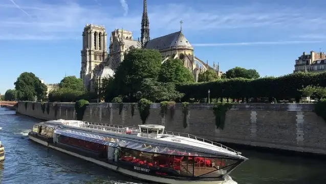 Paris Seine River Dinner Cruise with Live Music by Bateaux Mouches