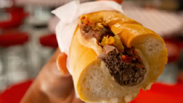 Bite into Chicago: Discover the City’s Most Iconic Food