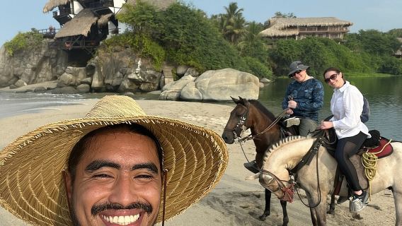 Paseo a Caballo por la Playa Los Naranjos en el Parque Tayrona.