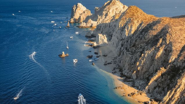 ทัวร์เรือชมพระอาทิตย์ตกที่กาโบซันลูกัส พร้อมบาร์เปิดบริการและของว่าง