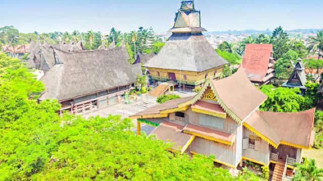 Lawatan sehari ke Taman Mini Indonesia Indah + Jakarta Cathedral + Dataran Merdeka, Jakarta