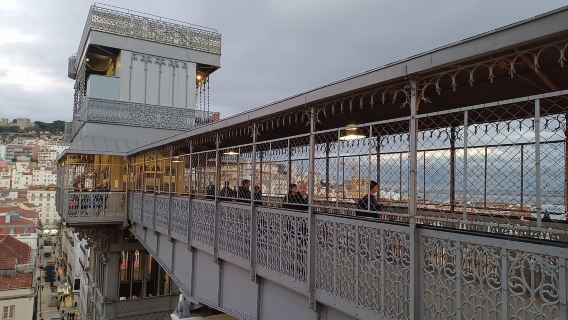 Aromen und Geschichten aus Lissabon: Eine authentische Tour.