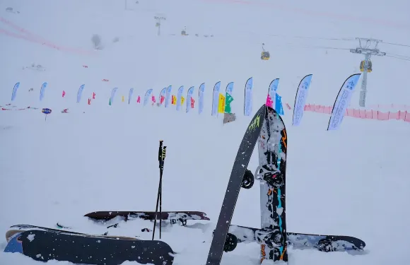 吉克普林國際滑雪度假區中高級雪道滑雪票(含雪具)成人