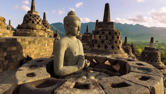 Excursion d'une journée de 10 heures en voiture avec chauffeur à Yogyakarta : Borobudur et Temple de Prambanan (en anglais)