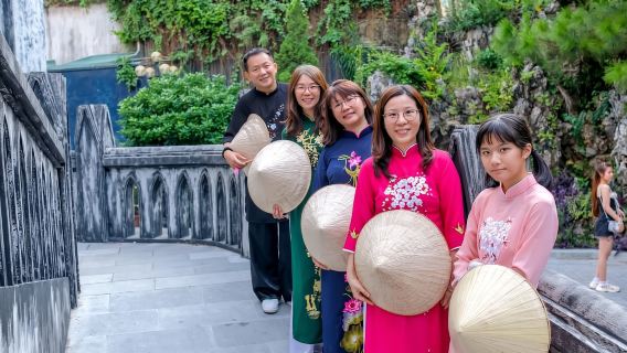Hanoi: Noleggio del tradizionale abito Ao Dai e del cappello Non La