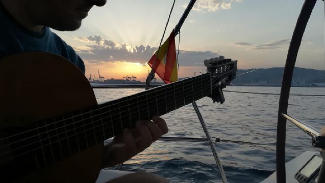 Barcelona: Sonnenuntergangsfahrt mit Live-Gitarrenmusik und Tapas