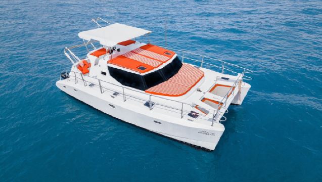 パタヤ貸切豪華カタマラン日帰りツアー(グランドアイランド/バンブーアイランド/モンキーアイランド/リンアイランド+ドリンクとフード&ドリンク+シュノーケリング+海遊び)