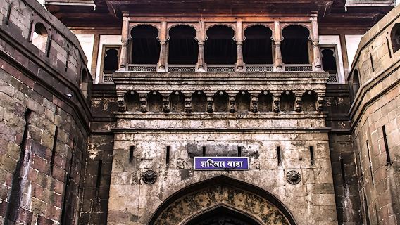 Immersive walking tour in Pune for cultural immersion with guide