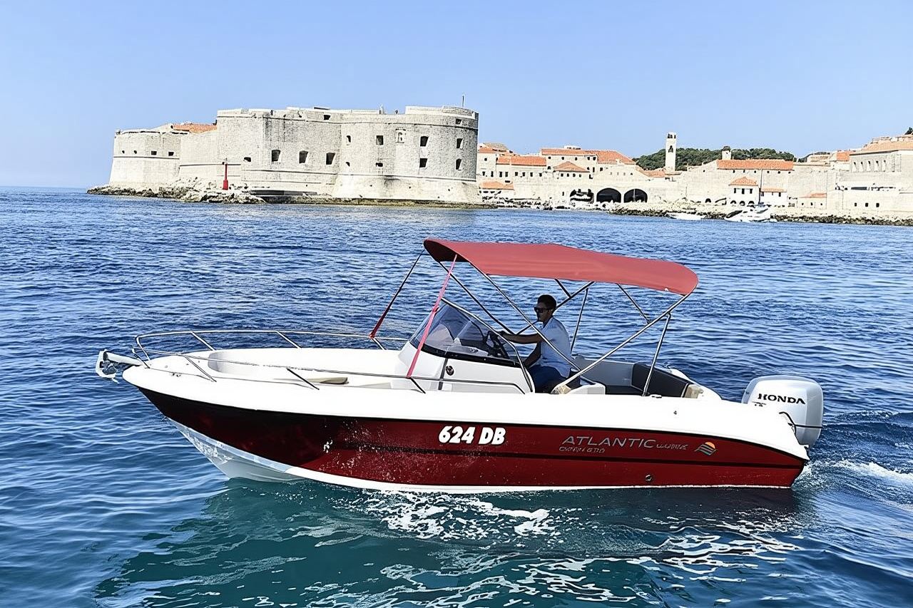 Tour privato di isole e grotte con prelievo, bevande e carburante inclusi