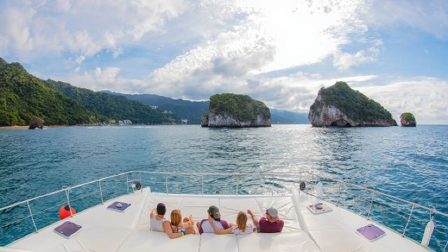 เรือยอชท์หรูและดำน้ำดูปะการัง พร้อมบริการเครื่องดื่มแบบเปิดตลอดวันและอาหารกลางวัน