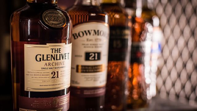 Degustazione di whisky di lusso nelle cantine sotterranee di Edimburgo|90 minuti