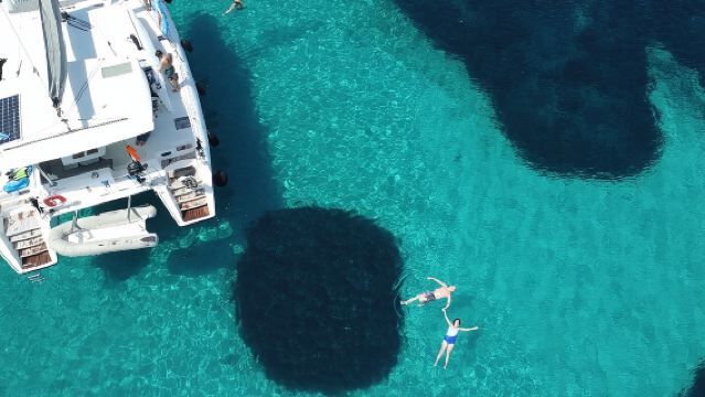 Lawatan Katamaran Athens Riviera dengan Makanan Segar, Minuman dan Berenang