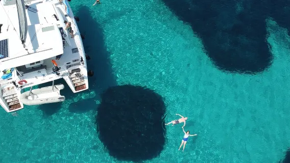 Katzenboot-Tour an der Riviera von Athen mit frischem Essen, Getränken und Schwimmen