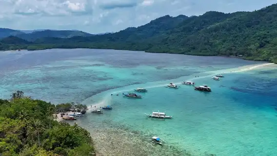 El Nido one-day tour Route B: Explore Snake Island and Cave Wonders