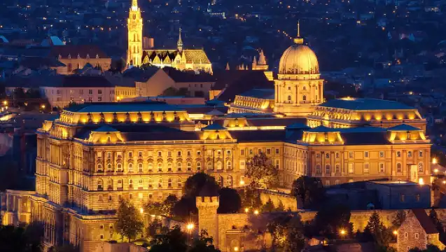 Budapest: Evening Castle Hill Tour with Fishermen's Bastion