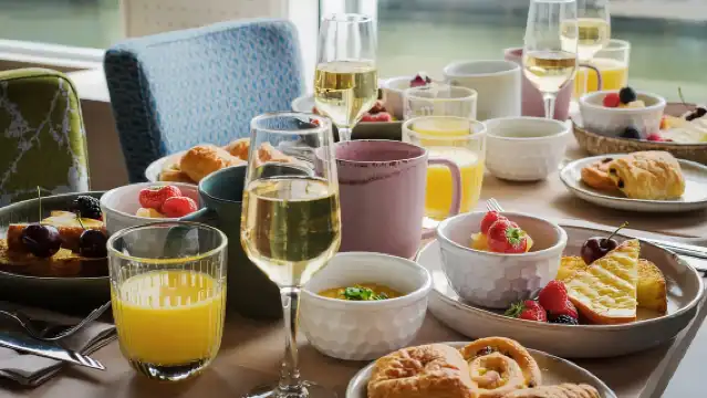 Paris: Romantic Cruise with 3-course Dinner on Seine River