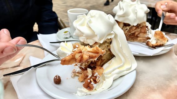 Hike and Dine food tour in Delft