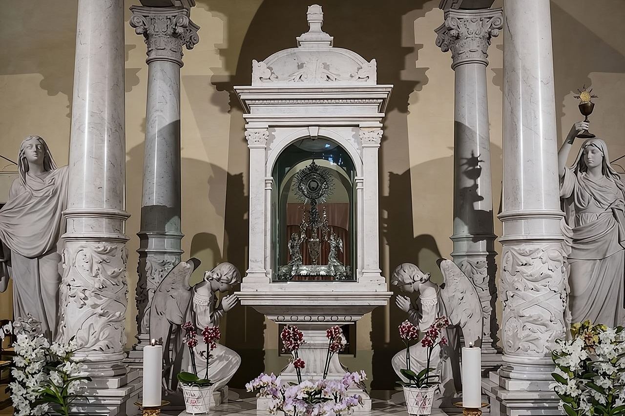 The Eucharistic Miracle & the Holy Face Private Tour from Rome