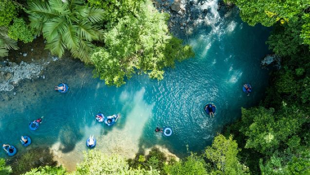 Chèo thuyền trên sông Rio Celeste: Sự kết hợp hoàn hảo giữa thiên nhiên và phiêu lưu