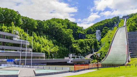 Sapporo: Senderismo al monte Maruyama y salto de esquí de Okurayama