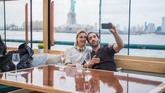 Manhattan: Statue and Skyline Cruise Aboard a Luxury Yacht