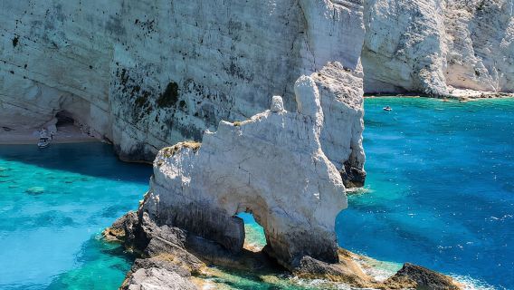 Zakinthos: Shipwreck Beach and Blue Caves Land and Sea Tour