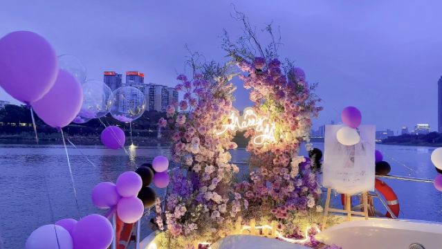 【廣州遊艇生日求婚】廣州72英尺豪華遊艇包船夜遊珠江+生日求婚佈置精美款~愛她就給她不一樣的驚喜和浪漫
